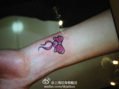 女生手腕精美小巧的蝴蝶结纹身图案