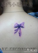 女生背部彩色蝴蝶结纹身图案