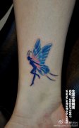 女生腿部漂亮的彩色小精灵纹身图案