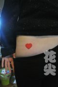女生腰部好看简洁的彩色爱心纹身图案