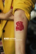 女生手臂漂亮的图腾兔子纹身图案