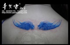 女生背部彩色小翅膀纹身图案