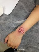 女生手臂流行时尚的彩色钻石纹身图案