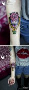 女生手臂玫瑰花钻石热气球纹身图案