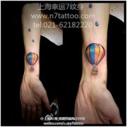 手腕处彩色小热气球纹身图案