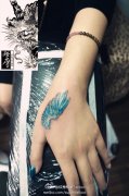 女生手部虎口彩色小翅膀纹身图案