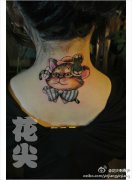 女生背部可爱的猫咪纹身图案