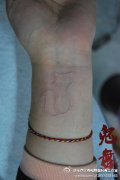 女生手臂白色小狐狸纹身图案