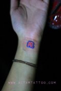 女生手腕处可爱的彩色小象纹身图案
