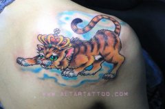 女生肩背戴皇冠的猫咪纹身图案
