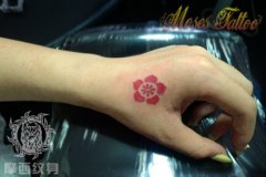 女生手部虎头彩色图腾小梅花纹身图案