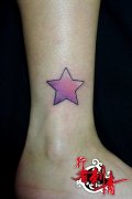 女生腿部唯美流行的彩色小五角星纹身图案