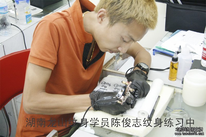 湖南专业纹身学员陈俊志纹身练习中