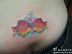 腰部爱心与小鱼纹身图案