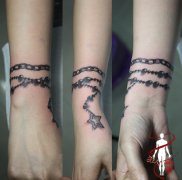 女生手腕处精美的五角星手链纹身图案
