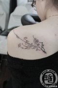 美女肩背唯美好看的水墨梅花纹身图案