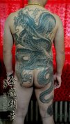 男人背部到腿部超酷的传统黑白龙纹身图案