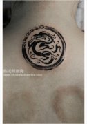 男生颈部精美的图腾龙纹身图案