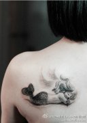 女生肩背卡哇伊的美人鱼纹身图案
