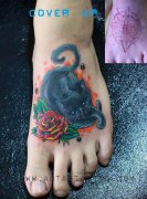 女生脚背可爱的猫咪纹身图案