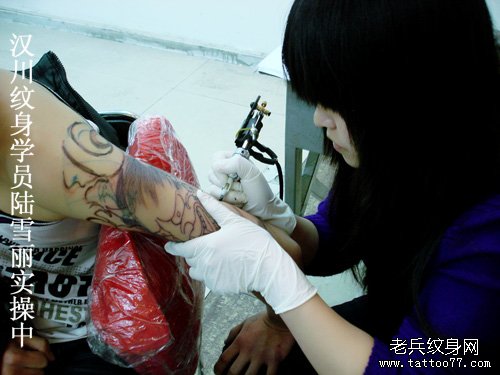 汉川学纹身学员陆雪丽大臂纹身图案实操中