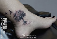 女生脚踝处小树与小燕子纹身图案