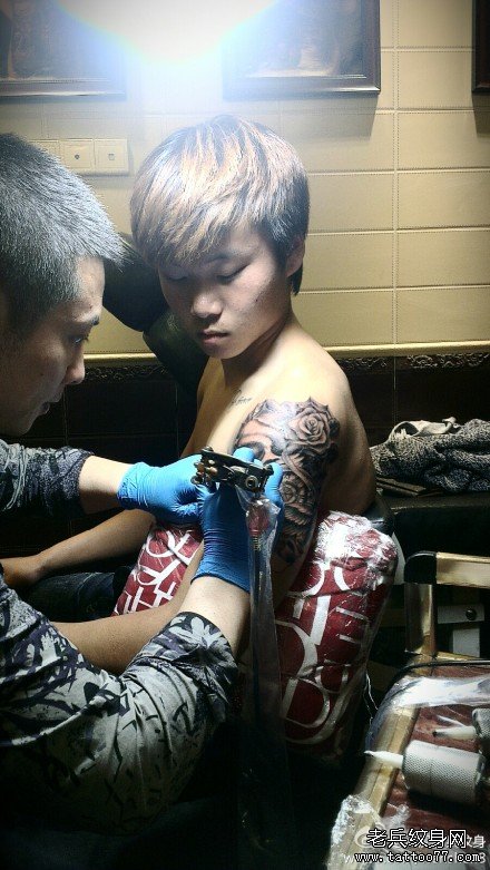 2012年11月3日大臂school tattoo图案制作现场