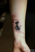 女生手腕处唯美可爱的小猫咪纹身图案