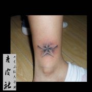腿部一款清晰好看的五芒星纹身图案