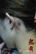 女生耳部小巧的皇冠与星座纹身图案
