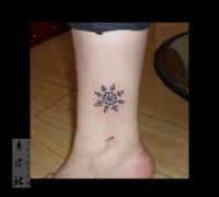 女生腿部小巧的线条雪花纹身图案