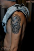 纹身师喻迪制作的大臂欧美纹身图案恢复后作品