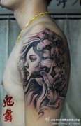 手臂漂亮的美女与百合花纹身图案