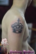 男生手臂唯美经典的黑白皇冠纹身图案