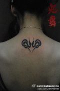 女生背部经典的图腾爱心蛇纹身图案