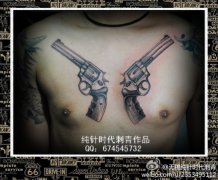 男人前胸经典的手枪纹身图案