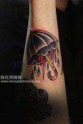 手臂时尚精美的小雨伞纹身图案