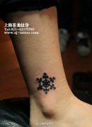 女生脚踝处时尚流行的雪花纹身图案