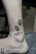 美女腿部时尚精美的猫咪爪印纹身图案