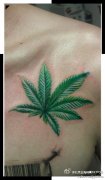 女生肩膀处时尚唯美的大麻叶纹身图案