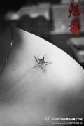 女生肩膀处时尚流行的五角星纹身图案