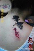 女生背部小巧流行的水墨鱼纹身图案