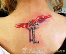 女生背部时尚流行的钥匙纹身图案