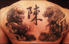 男人背部霸气时尚的石狮子纹身图案