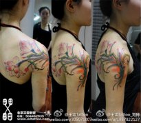美女手臂到肩背漂亮的彩色花卉纹身图案