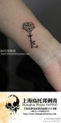 女生手腕处精美的图腾钥匙与星座纹身图案