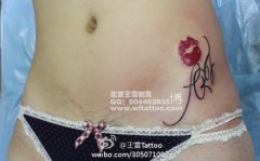 美女腹部精美时尚的唇印与字母纹身图案