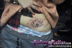 女人腹部时尚唯美的莲花纹身图案