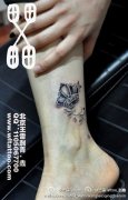 女生腿部时尚流行的皇冠纹身图案