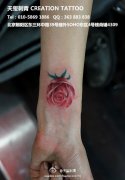 女生手腕处时尚精美的玫瑰花纹身图案